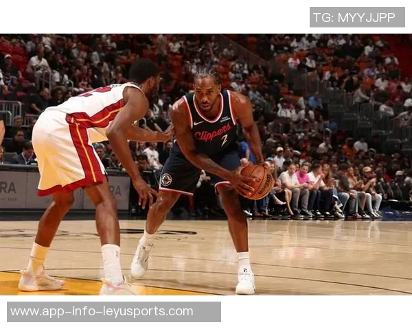 莱昂纳德生涯得分突破15000分快船三节惨遭对手压制落后32分