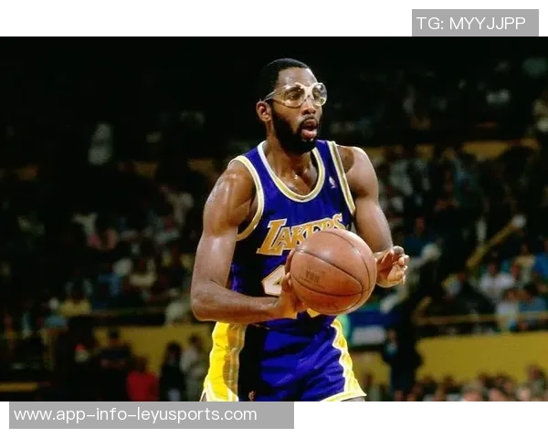 克鲁克斯在NCAA女篮赛中狂砍41分4篮板3助攻展现巨星风采