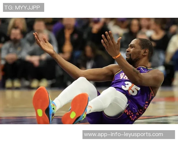 杜兰特被沃尔夫投篮失误砸脸愤怒吐槽投篮质量差劲的搞笑瞬间