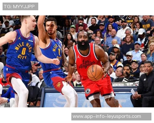 哈登首节表现出色8投5中斩获13分1篮板1助攻状态回暖令人期待